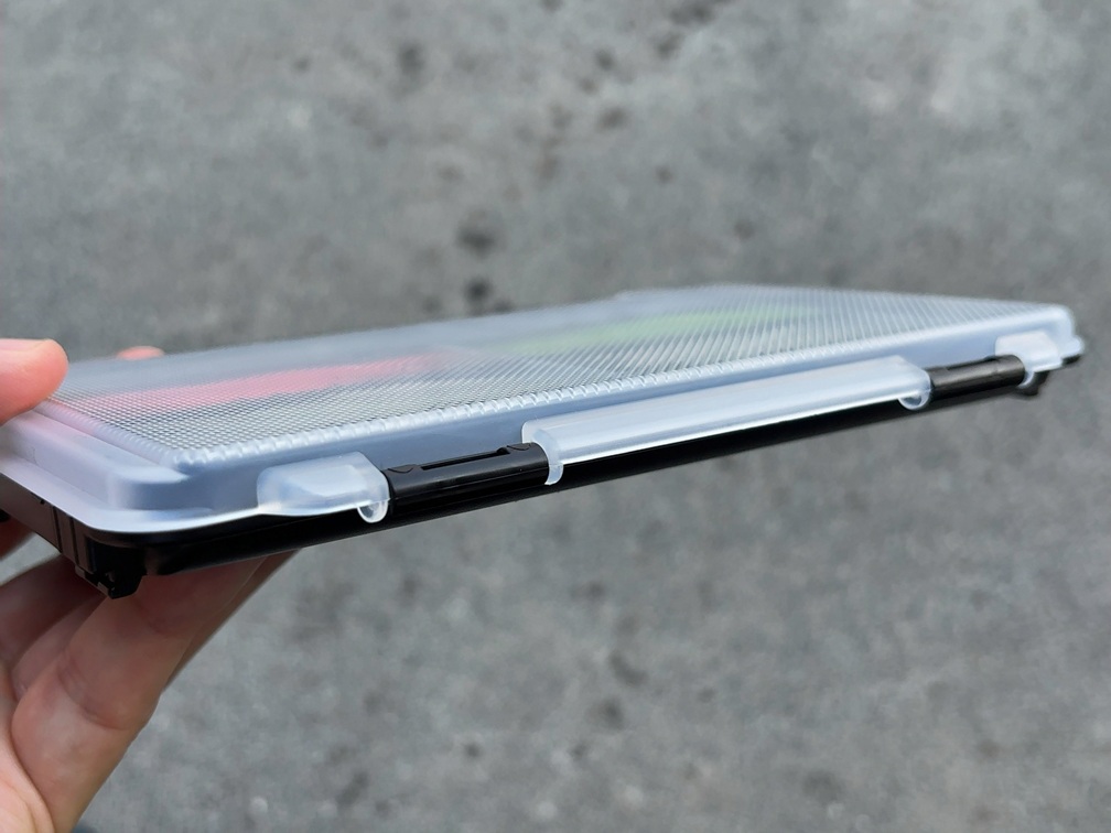 スリム設計のLight Game Case J。厚みを抑えたデザインで、ポケット収納や持ち歩きに最適