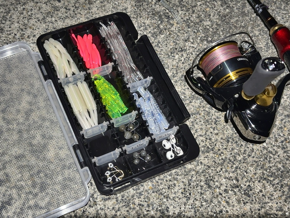 Light Game Case Jを実際の釣り場で使用している写真。ポケットにも入るコンパクトさが特徴