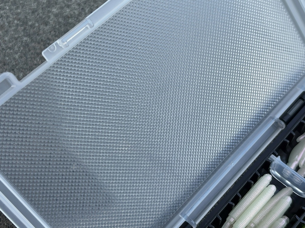 Light Game Case Jのフタ内側。ワームが貼りつきにくい特殊な構造が採用されている