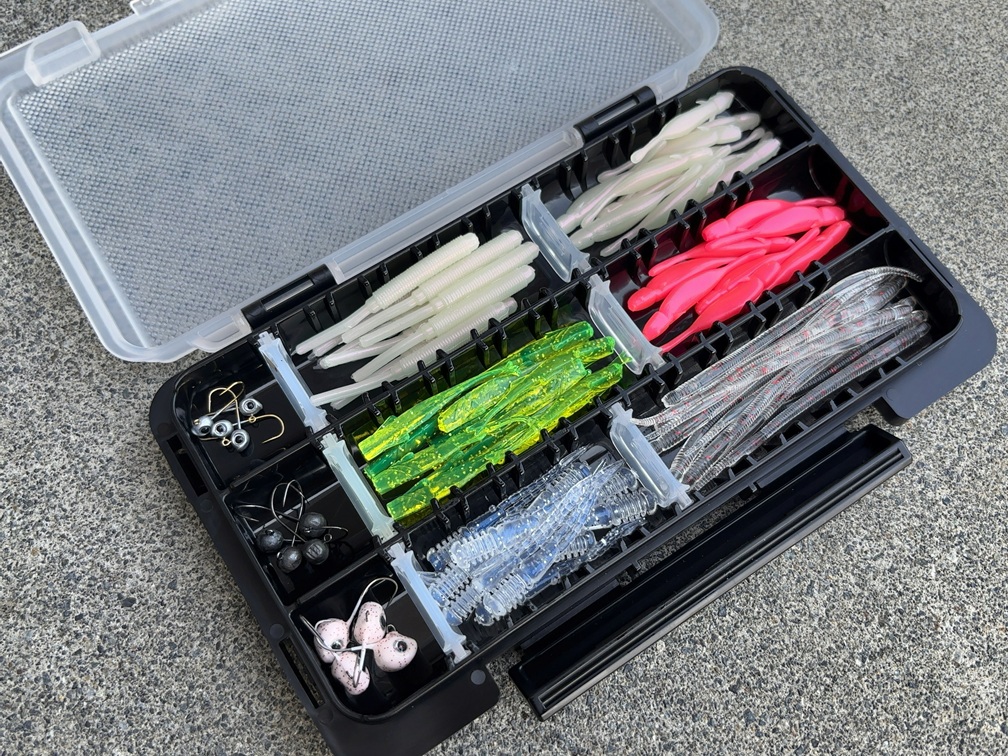 Light Game Case Jを開いた状態。ジグヘッドやワームなどが整理されて収納されている様子