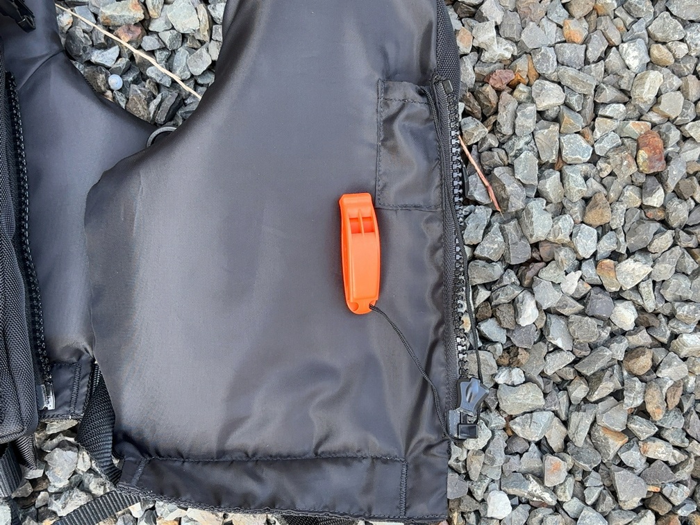 ライフジャケットに装備された緊急用ホイッスルの写真