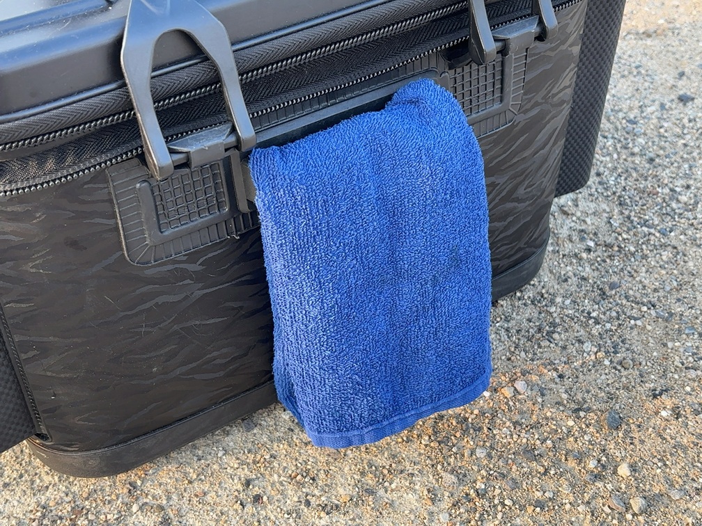 前後の取っ手にタオルを掛けた状態のプロックスのEVAタックルバッカン