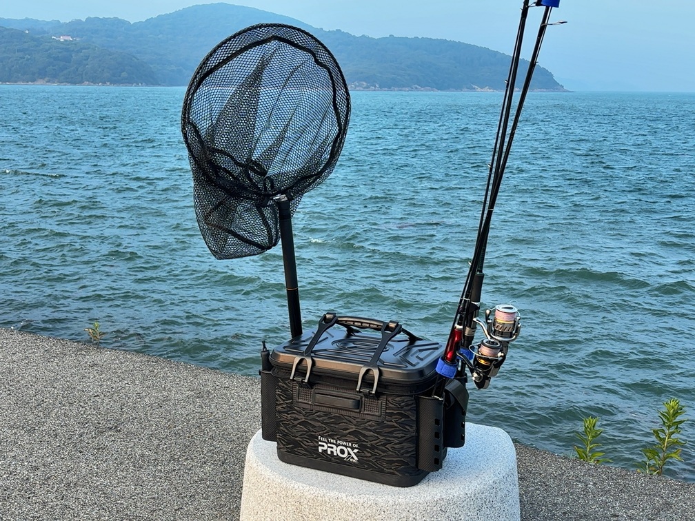 ロッドやタモをホルダーに立てかけた状態のプロックスのEVAタックルバッカン