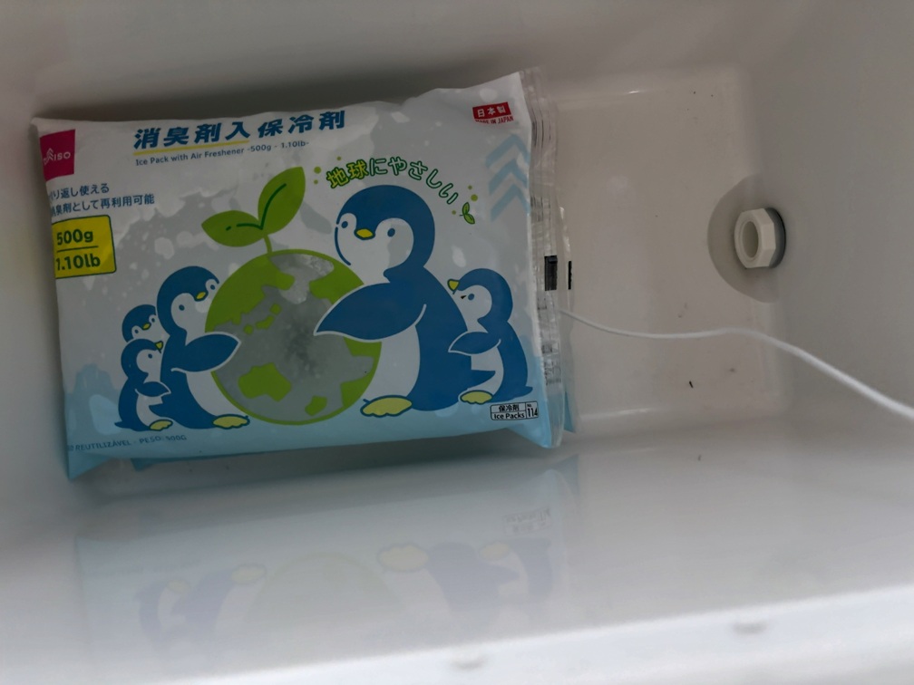 クーラーボックスに保冷剤を入れた様子