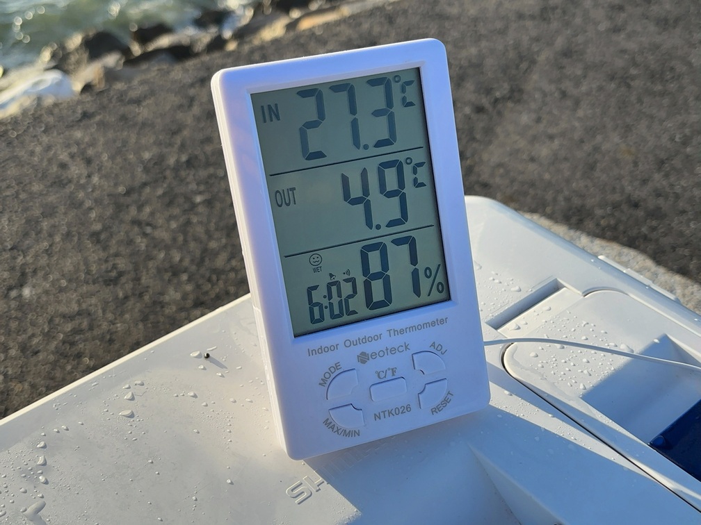 温度計でクーラーボックスを測定している様子