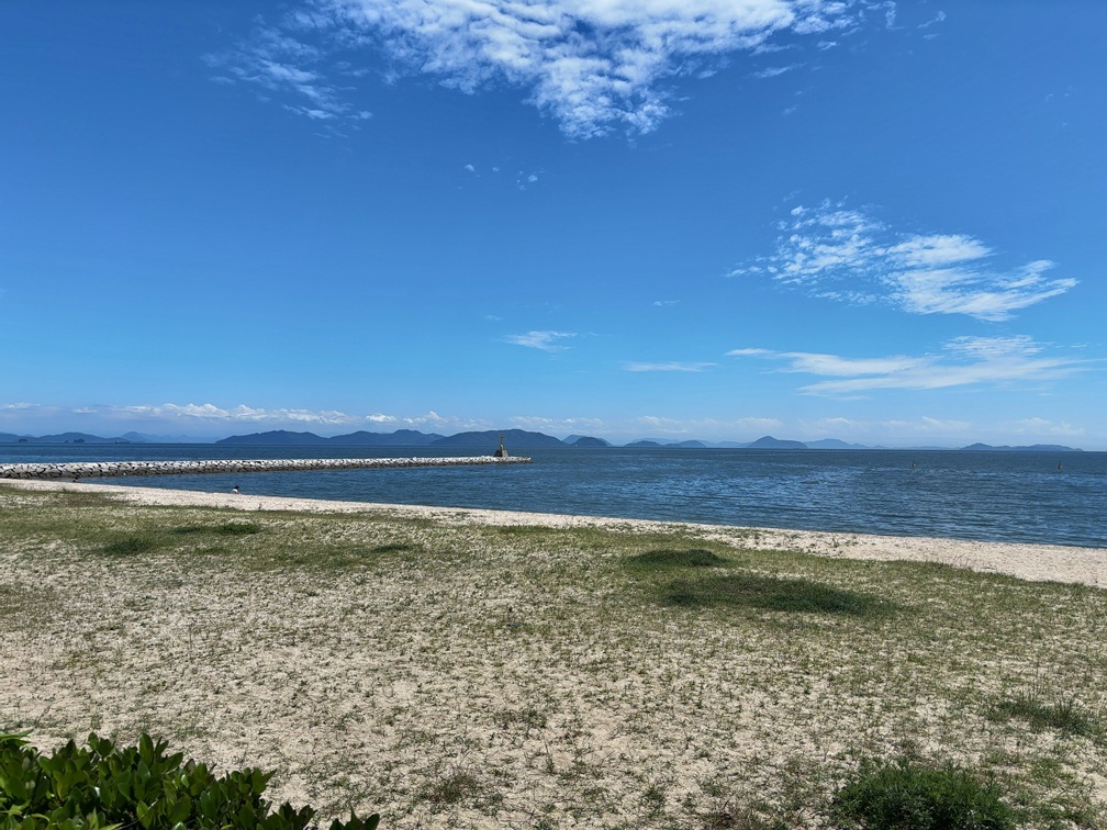 コウイカ釣りに適した砂浜の釣り場風景