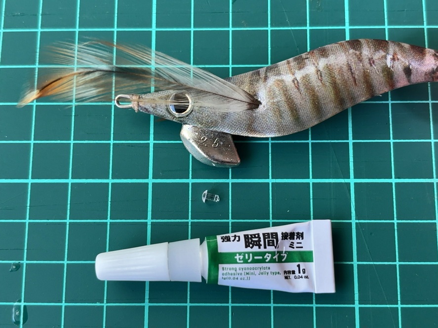 エギに瞬間接着剤を入れる