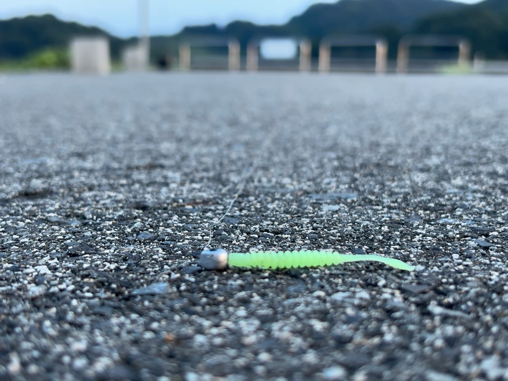 鉛とタングステンの飛距離を比較している写真