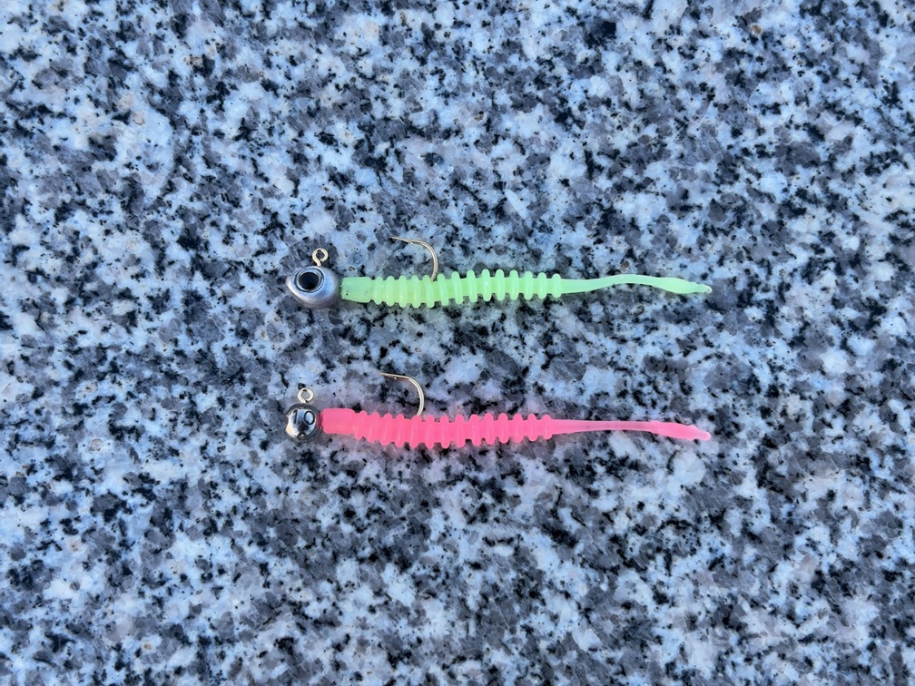 鉛とタングステンのジグヘッドにアジングビームをセットして比較した写真