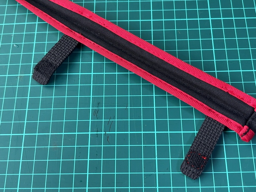 プロックスのティップガードカバーのベルトを延長する様子
