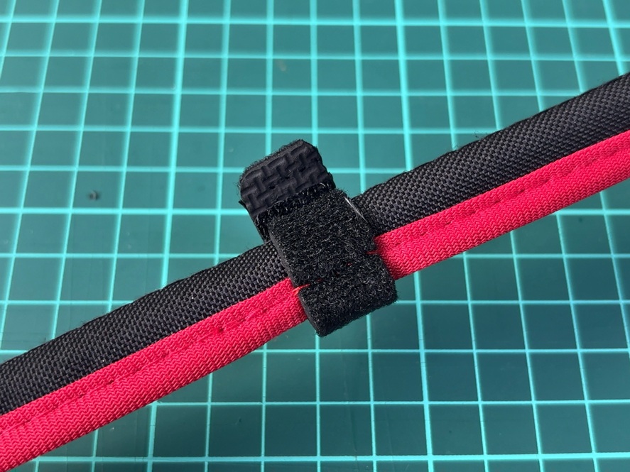 プロックスのティップガードカバーのベルトを延長する様子
