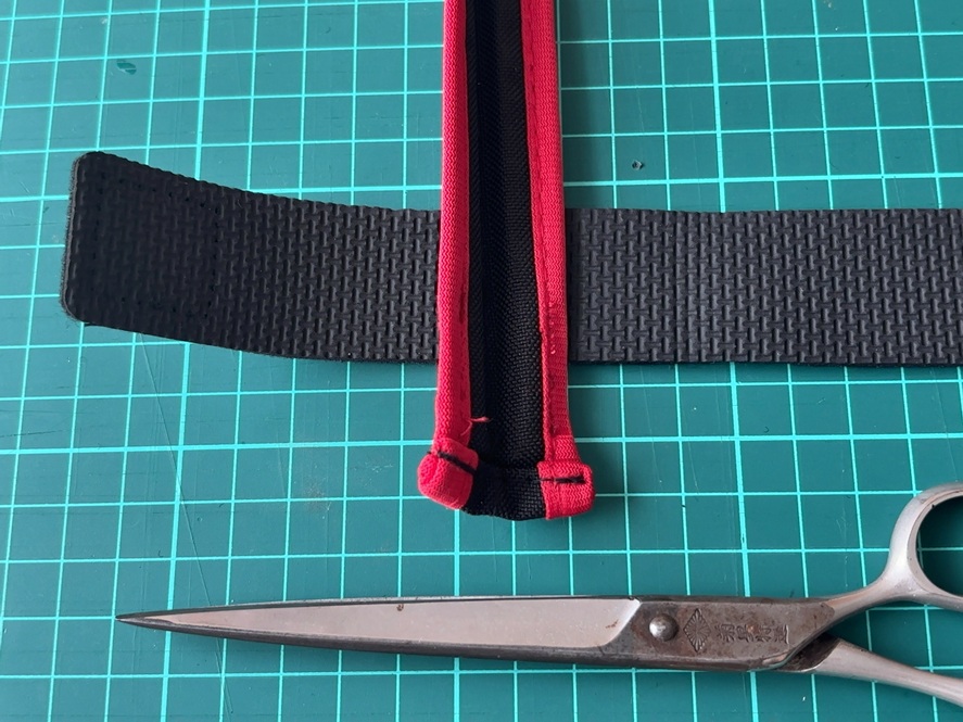 プロックスのティップガードカバーのベルトを延長する様子