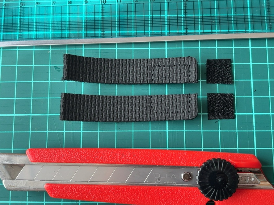 プロックスのティップガードカバーのベルトを延長する様子