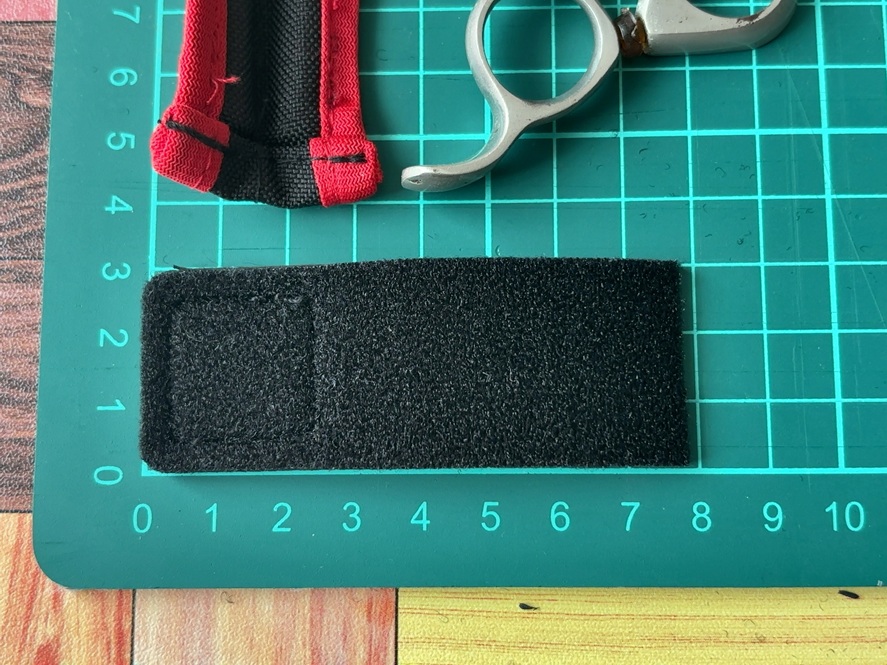 プロックスのティップガードカバーのベルトを延長する様子
