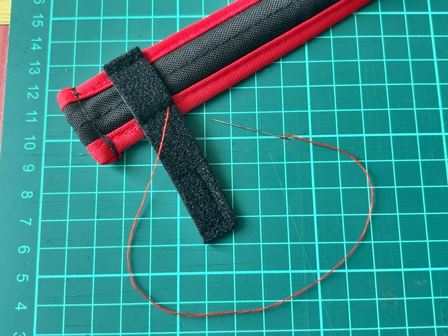 プロックスのティップガードカバーのベルトを延長する様子