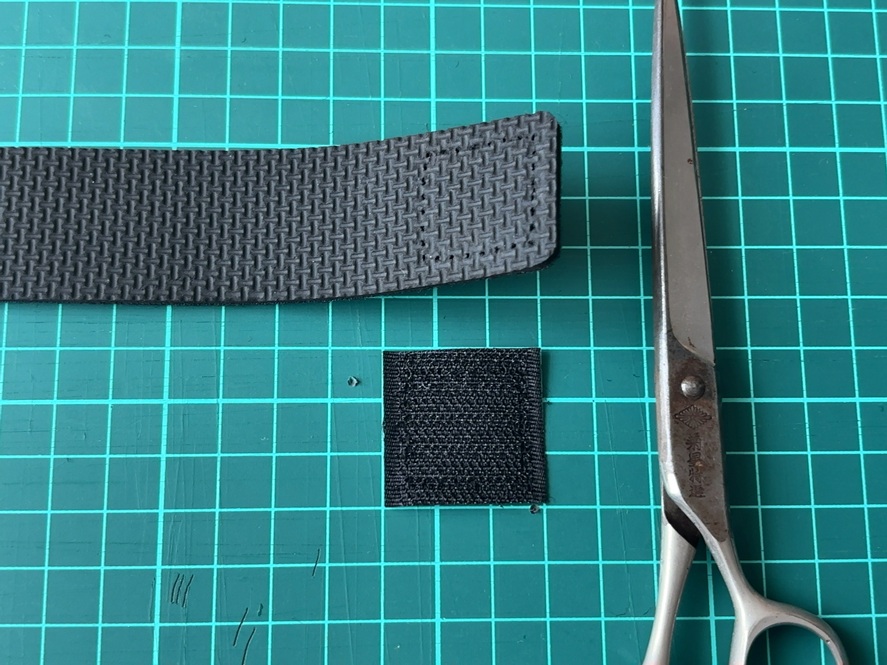 プロックスのティップガードカバーのベルトを延長する様子