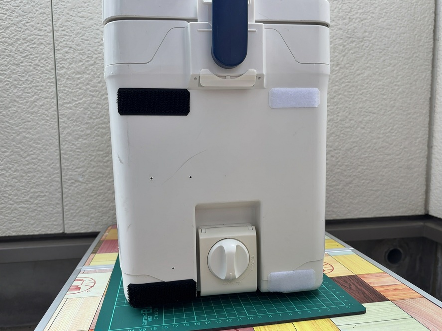 クーラーボックスにマジックテープを2本分貼り付けた様子