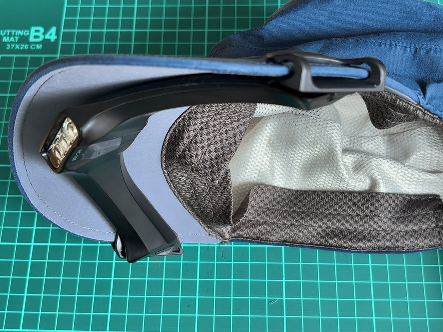 GENTOS HC-15Rをキャップのツバの下に装着している様子