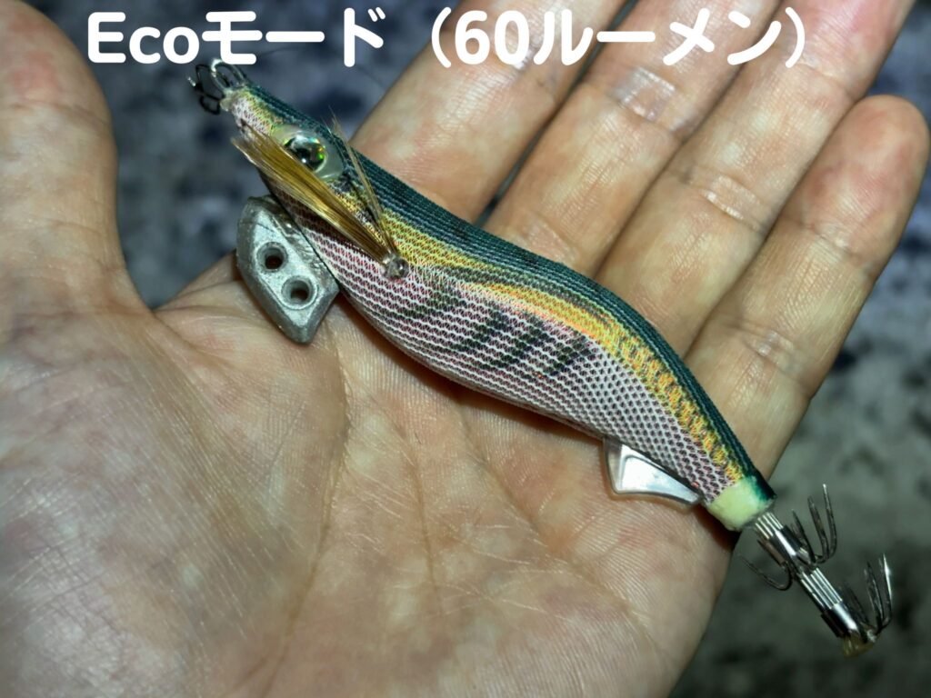 GENTOS HC-15RのEcoモードで手元を照らした様子