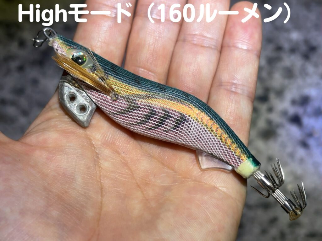 GENTOS HC-15RのHighモードで手元を照らした様子