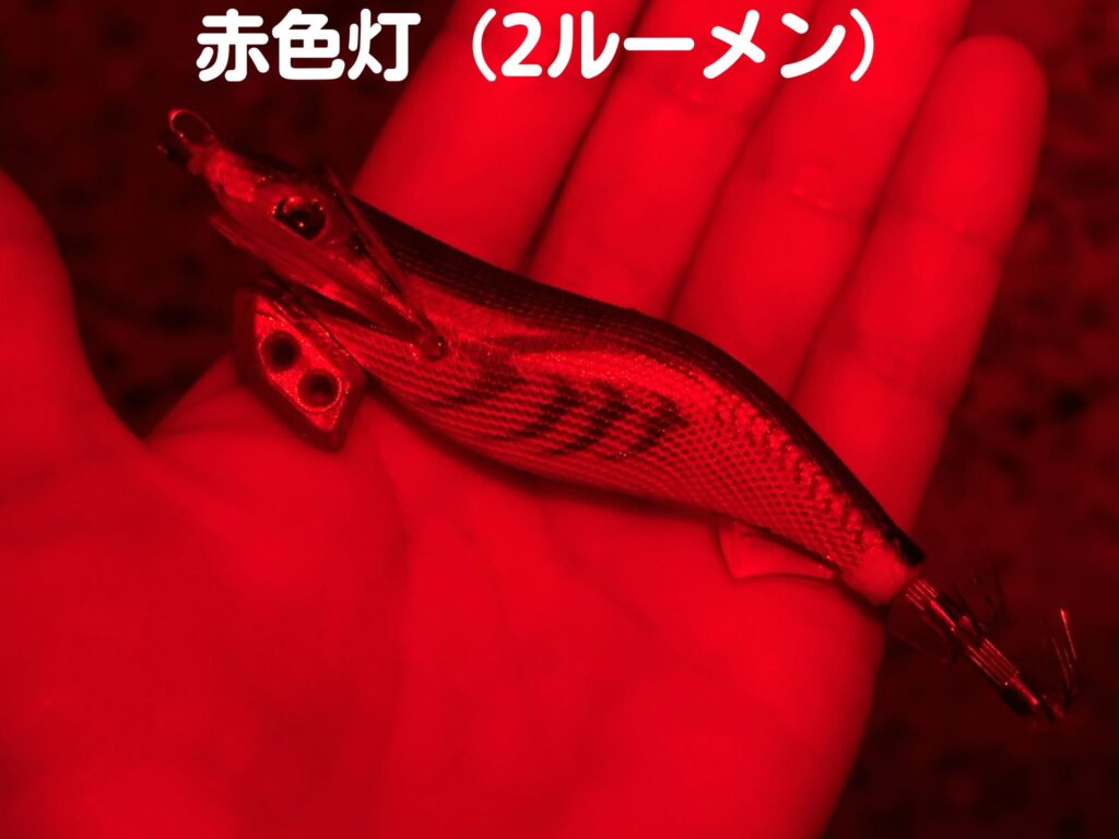 GENTOS HC-15Rの赤色灯で手元を照らした様子