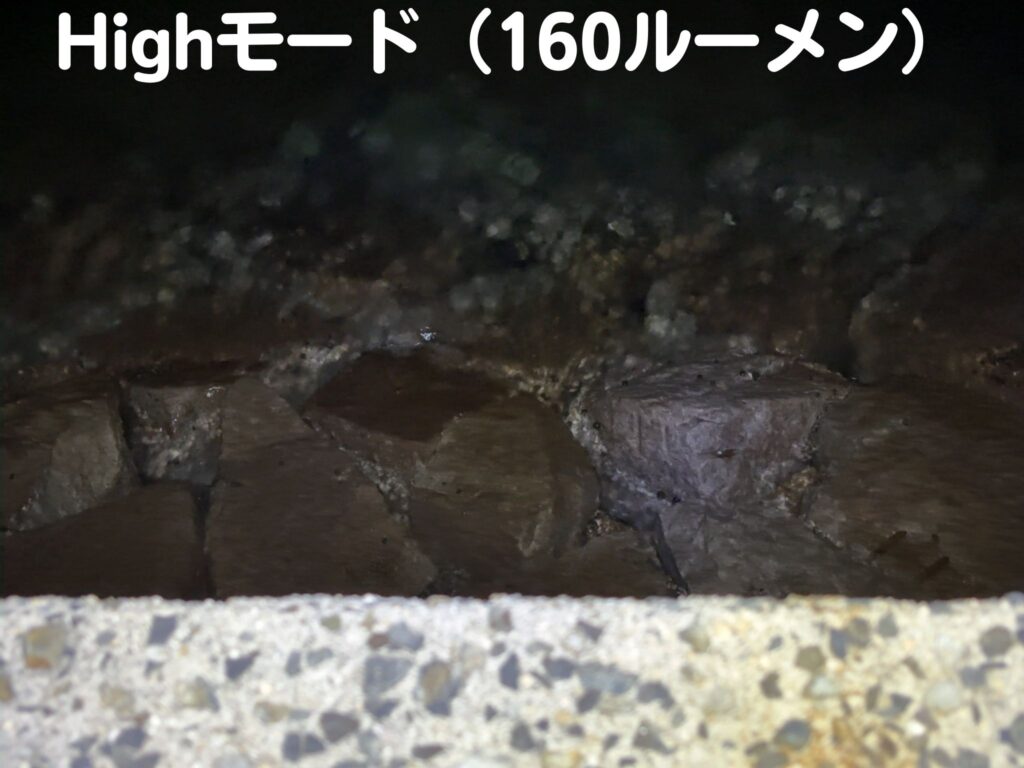 GENTOS HC-15RのHighモードで足場から海面を照らした様子