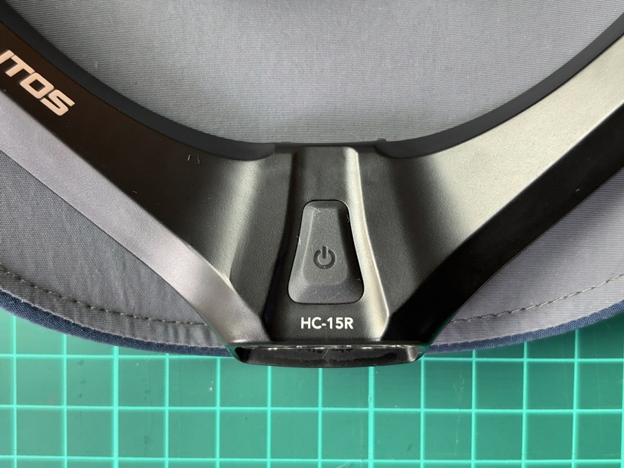 GENTOS HC-15Rのスイッチ部分の外観。押しやすい操作ボタンの位置とデザインがわかる写真
