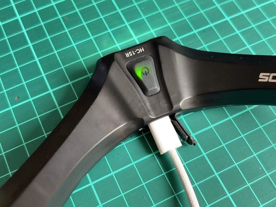 GENTOS HC-15RをUSB-Cケーブルで充電している様子。充電ポートの位置と接続状態がわかる写真
