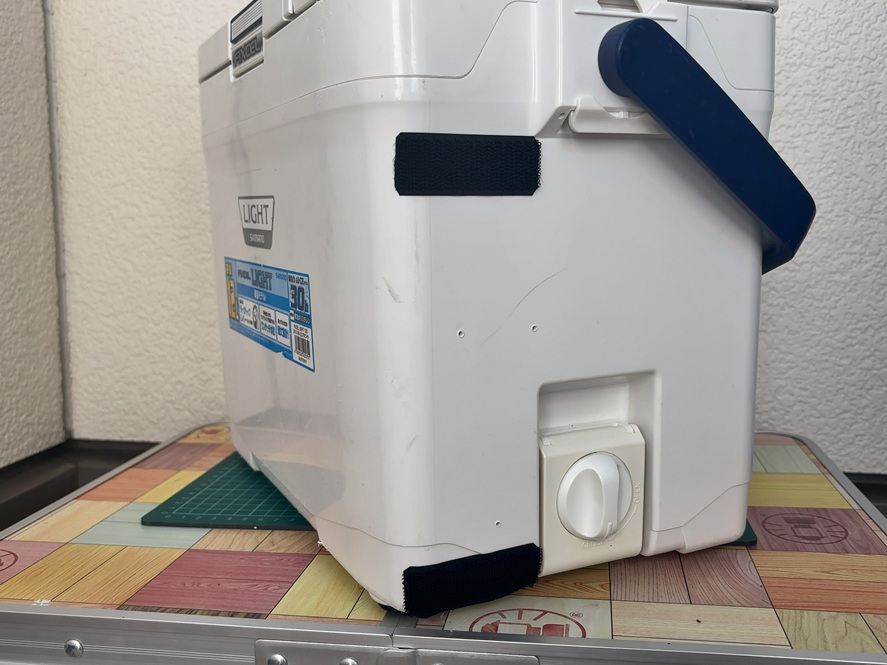 クーラーボックス側にマジックテープを貼り付けた状態