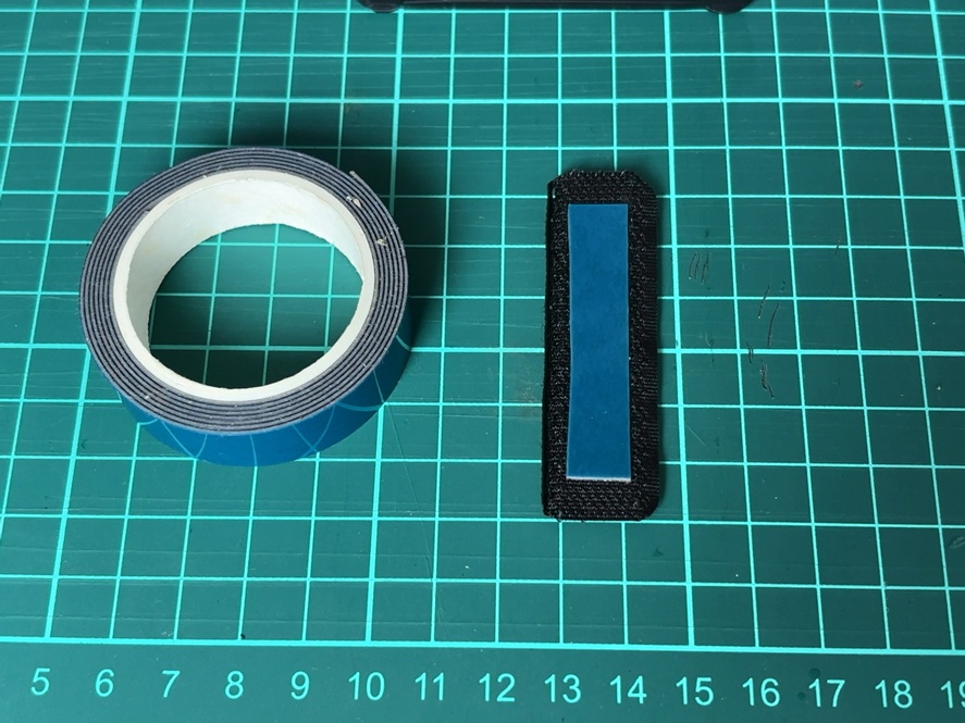 マジックテープに両面テープを貼った状態