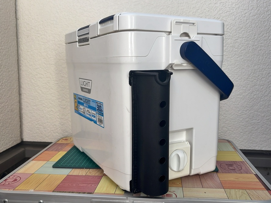 タカ産業 ロッドスタンド T-96 をクーラーボックスに取り付けた状態